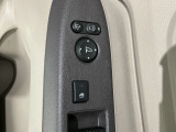 狭い駐車場で便利な電動格納ドアミラーが付いています。