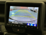 リバースギアに入れるだけで後方の表示へ切り替わります。夜間や雨の日の駐車も楽になりますよ。