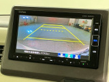 リバースギアに入れるだけで後方の表示へ切り替わります。夜間や雨の日の駐車も楽になりますよ。