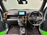 オレンジの差し色&カモフラージュ柄のシートが気分を高める運転席に加えてUV&IRカット機能付きフロントガラスの面積や位置取りが良く、高いアイポイントで前方・右前・左前方向の見通しがいいですよ!