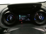 とっても見やすいメーターです。夜間時はラグジュアリーな気分にさせてくれる照明が魅力ですので、夜のドライブも楽しみになりますよ♪