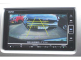 【バックカメラ】ギアをリバースに入れれば自動的にモニターが切り換わるので、車庫入れや後退確認がラクラク OKです!