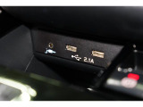 小物の収納に便利なセンタートレイには携帯等のデバイスの充電可能なUSB出力電源付です。