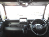 ★視界★運転を気分よく楽しむための工夫のひとつとして、高い剛性をもたせた極細フロントピラーを採用。 前方の死角を減らし、交差点などでの安心感を高める、良好な視界にこだわりました。