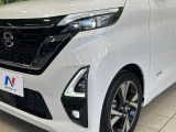 【LEDヘッドライト】悪天候や夜間走行時も良好な視界を確保し安心して運転できる高輝度LEDヘッドライトを装備!点灯速度が早く、消費電力も抑えられています。