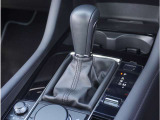 【シフトレバー】シフトもとても操作しやすいデザインになっております。運転する人の事を第一に考えた操作性の高い仕様です。