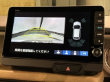 リバースギアに入れるだけで後方の表示へ切り替わります。夜間や雨の日の駐車も楽になりますよ。