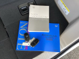 メンテナンスノート【整備記録簿】、取説も揃っています。スマートキーはバッグなどにしまったままボタン操作でエンジンの始動・停止ができて大変便利です。