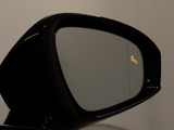 BSM(ブラインドスポットモニタ)!隣の車線を走る車両をレーダーで検知し、ドアミラーでは確認しにくい後側方エリアに存在する車両に加えて、急接近してくる車両も検知します。