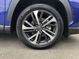 【純正アルミホイール】です!車両デザインに合わせてホイールをデザインしているため、見た目にもカッコイイアルミホイール♪洗車もラクチンで錆びません。
