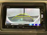 リバースギアに入れるだけで後方の表示へ切り替わります。夜間や雨の日の駐車も楽になりますよ。