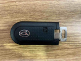 【スマートキー】 スマートキーを携帯していれば、ドアハンドルのボタンを押すだけでロックの解除ができます。