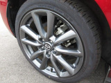 18インチ純正アルミホイールを装備。タイヤサイズは215/45R18となります。