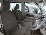 インストシフトノブの採用で、前席の足元は広いスペースを確保しています。運転席、助手席間を自由に移動できます!シフトノブの位置がステアリングに近いので、運転もしやすいです☆