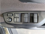 パワーウィンドウのスイッチですよ。 運転席に居ながら窓を開け閉めのコントロールできますよ。 ロック機能で、子供がイタズラして窓を開けるという事も無くなりますよ。