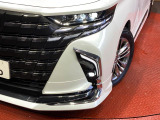 【LEDヘッドライト】悪天候や夜間走行時も良好な視界を確保し安心して運転できる高輝度LEDヘッドライトを装備!点灯速度が早く、消費電力も抑えられています。