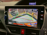 【バックカメラ】運転席から画面上で安全確認ができます。駐車が苦手な方にもオススメな便利機能です。