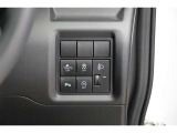 機能性溢れる運転席まわり。使いやすいスイッチ類の配置で運転中のストレスを軽減し楽しくドライブできますよ。