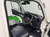 見易い計器類と運転し易いドライビングポジションは、視角も少なく前方&左右の見切りが良く運転し易いクルマです