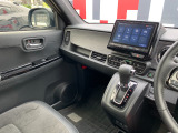 助手席周辺はこのようになっております。運転手だけでなく助手席に一緒に乗られる方も広々と快適にお乗り頂けるような設計です!各種装備を次の写真からご案内いたしますのでご覧ください。
