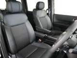 運転席のスペースはゆったりしていて、視界も広く確保されているので普段の運転からロングドライブまで快適です。