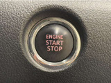エンジンスタートボタンです。キーが車内にあれば、エンジンの始動・停止はブレーキを踏んでスイッチを押すだけ!キーを取り出す手間を省き、ワンプッシュでエンジンを操作するので簡単でスムーズです。
