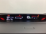デジタル表示のスピードメーターとタコメーターを大きく配した見やすいメーター部になっています。左側のインフォメーション画面でオドメーターや燃費などの情報を確認できます。