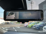 リアについているカメラを通してルームミラーに映し出すことによって後席に大きな荷物があっても後方確認ができます