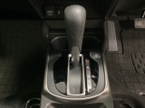 CVT車のセレクトレバーです。低速から高速まで、変速ショックのないスムーズな走りを実現するとともに、エンジン効率のよい領域を維持することで燃費にも貢献します。