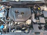 軽快な走りと優れた燃費性能を両立した高効率ガソリンエンジン「SKYACTIV-G」。アクセルに素直に反応するマツダならではの「人馬一体」の走りが楽しめます。隅々まで清掃済みの美しい状態です。