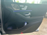 メルセデス・ベンツの定める厳しい基準をクリアしたお車のみをご案内させて頂きます。納車前整備はメーカー規定に基づき100項目以上にも及ぶ点検を熟練のメカニックによって行いご納車させて頂きます