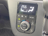 【オートエアコン】一度お好みの温度に設定すれば、車内の温度を検知し風量や温度を自動で調整。暑い&hellip;寒い&hellip;と何度もスイッチ操作をする必要はありません。快適な車内空間には必須の機能ですね♪