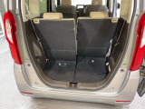 後席のシートをスライドさせると、荷室空間が広がります