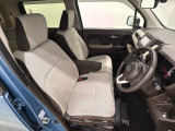 座面も厚みがあり背もたれも高く、広い足元にゆったり座れるシートです。運転席と助手席の間が空いている為、助手席側への移動がスムーズです。交通量の多い道でも助手席側から乗り降りができます。