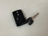 スマートキー機能を有しています!ドアロックの開閉やエンジン始動時にキーをポケットやカバンなどに携帯していればキーを挿さなくてもそのまま手ぶらで可能です!!