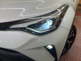 【LEDヘッドライト】悪天候や夜間走行時も良好な視界を確保し安心して運転できる高輝度LEDヘッドライトを装備!点灯速度が早く、消費電力も抑えられています。