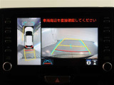 パノラミックビューモニター付きです。車両を上から見たような映像をディスプレイオーディオ画面に表示。運転席からの目視だけでは見にくい、車両周辺の状況をリアルタイムでしっかり確認できます。
