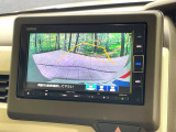 【バックカメラ】駐車時に後方がリアルタイム映像で確認できます。大型商業施設や立体駐車場での駐車時や、夜間のバック時に大活躍!運転スキルに関わらず、今や必須となった装備のひとつです!