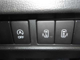 乗り降りに便利な両側電動スライドドアは、スイッチ一つで開閉することができます。