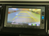 リバースギアに入れるだけで後方の表示へ切り替わります。夜間や雨の日の駐車も楽になりますよ。