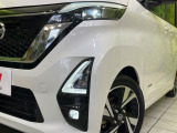 【LEDヘッドライト】悪天候や夜間走行時も良好な視界を確保し安心して運転できる高輝度LEDヘッドライトを装備!点灯速度が早く、消費電力も抑えられています。