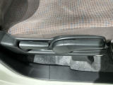 シートハイトアジャスターが付いているので運転姿勢を調整するのに便利ですね。身長に合ったシートポジションは安全運転や疲労軽減にもつながります。