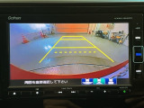 リバースギアに入れるだけで後方の表示へ切り替わります。夜間や雨の日の駐車も楽になりますよ。