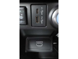 USBタイプA・タイプC・HDMI接続が可能です。Apple CarPlayやAndroid Auto連携機能もあります。携帯電話のワイヤレス充電にも対応。