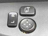 【電動格納ミラー】サイドミラーは電動格納式となっており、狭い駐車場でもキズがつくリスクを抑えられます。