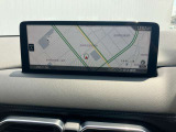 お手元のスマートフォンと接続して頂く事で使用可能な「Apple CarPlay/Android Auto」電話の応答は勿論、メッセージの受信やLINE、音楽接続からナビアプリの使用まで幅広く活躍致します。