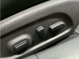 【パワーシート】電動でシートポジションの変更が可能です。手動式より細かくシート設定が可能ですのでより快適な姿勢でドライブを楽しんで頂けるでしょう。