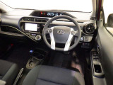 運転席まわりです。 各操作スイッチは使いやすい位置に配置されてます。
