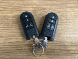【スマートキー】 スマートキーを携帯していれば、ドアハンドルのボタンを押してロックの解除ができ、パワースライドドアもワンタッチで開閉できます。