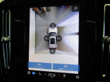 360&deg;カメラ付きで車庫入れや縦列駐車が安全に行えます。